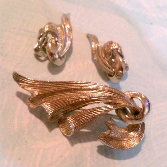 Vintage Silver Tone Brooch and Earring Demi Parure - Picture 3 of 4